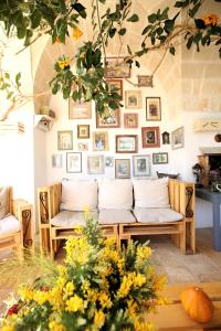 a living room filled with furniture and flowers at Masseria Montenapoleone in Pezze di Greco