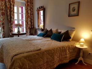 a bedroom with a large bed and a window at Heart of Pamplona Apartments IV in Pamplona