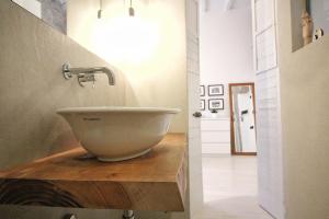 Un baño con un lavabo sobre una encimera de madera. en CasaDiaz 11, en Como