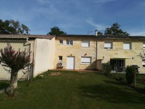 une grande maison avec une cour en face dans l'établissement Gîte du vignoble Sidky, à Lussac