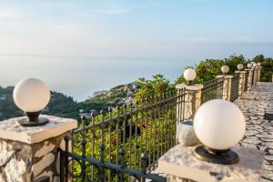 valla de hierro forjado con vistas al océano en Ionian Sensations - Villa Anastasia, en Kalamitsi