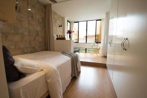 ラスパルマス・デ・グランカナリアにあるJose Franchy Roca 58 VVの石壁のベッドルーム1室(ベッド1台付)