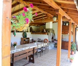 A restaurant or other place to eat at Guest House Raiski Kаt