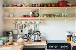 チッピング・カムデンにあるThe Annexeの棚にたくさんの調理器具が並ぶキッチンカウンター
