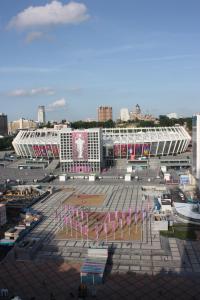 un gran estadio con un gran edificio en el fondo en Yak Olympic Hostel en Kiev