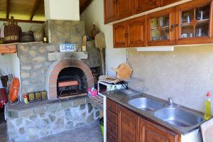A kitchen or kitchenette at Guest House Raiski Kаt