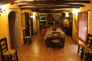 uma sala de jantar com mesa e cadeiras em El Encinar de Cobo em Fuensanta de Martos