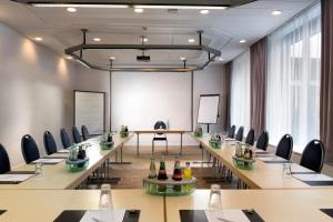 una sala de conferencias con una mesa larga y sillas en Wyndham Garden Kassel, en Kassel