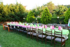 A garden outside Guest House Raiski Kаt