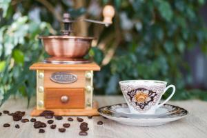 una cafetera y una taza sobre una mesa en Villa Toskana, en Rothenburg ob der Tauber