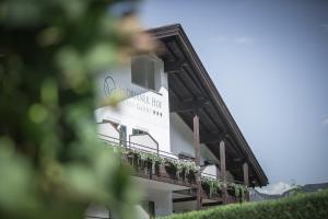 un edificio con un cartel en el costado en Hotel Garni Andrianerhof, en Andrian