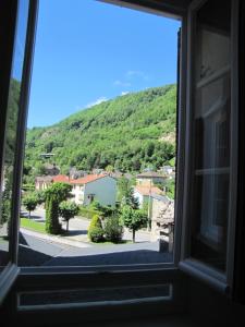 una finestra con vista sulle montagne di Appartement de charme à la montagne ad Ax-les-Thermes