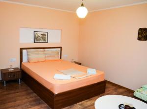 A bed or beds in a room at Guest House Raiski Kаt