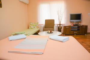 A bed or beds in a room at Guest House Raiski Kаt