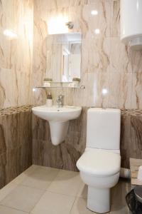 A bathroom at Guest House Raiski Kаt