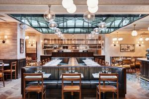 une salle à manger avec un bar et des chaises dans l'établissement The Hoxton, Paris, à Paris