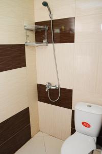 A bathroom at Guest House Raiski Kаt
