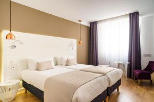 Habitación de hotel con cama grande y ventana en The Walt Madrid, en Madrid