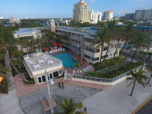 フォート・ローダーデールにあるSilver Seas Beach Resortのスイミングプール付きの建物の空中ビュー