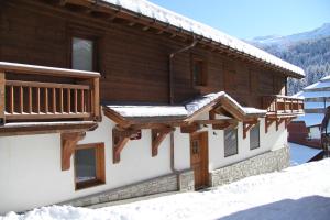 ein Blockhaus mit Schnee auf dem Dach in der Unterkunft Le Rocher Blanc A in Courchevel