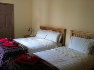 two beds in a hotel room with towels on them at The Horseshoe in Bristol +12 photos