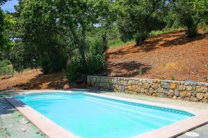 Bazén v ubytovaní Casa Rural Molino de la Máquina alebo v jeho blízkosti