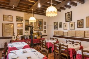 een eetkamer met tafels en stoelen en foto's aan de muren bij Hotel San Marco in Montebelluna