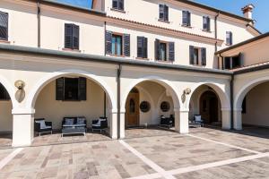 an empty courtyard in a building with arches at Hotel San Marco in Montebelluna