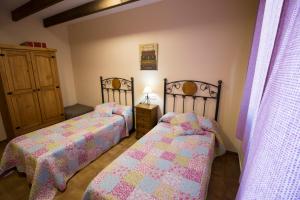 Postel nebo postele na pokoji v ubytování Casas Rurales Los Olivos de Noja + 37 fotografií