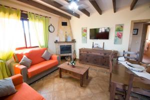 TV a/nebo společenská místnost v ubytování Casas Rurales Los Olivos de Noja