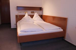 Ein Bett oder Betten in einem Zimmer der Unterkunft Hotel Roemerstein
