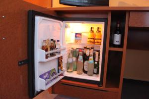 un réfrigérateur ouvert rempli de beaucoup d'alcool dans l'établissement Hotel Roemerstein, à Mayence