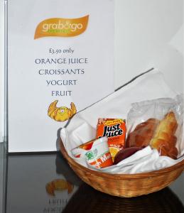 una cesta llena de pan y otros alimentos delante de un cartel en OYO Albany, Brighton & Hove en Brighton & Hove