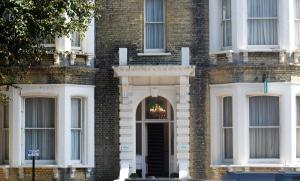 un edificio de ladrillo con una puerta con una lámpara de araña en OYO Albany, Brighton & Hove en Brighton & Hove