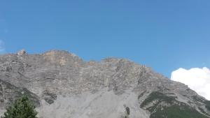 Vista generica sulle montagne o vista sulle montagne dall'interno dell'appartamento