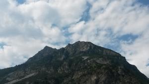 Vista generica sulle montagne o vista sulle montagne dall'interno dell'appartamento