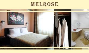 Un pat sau paturi într-o cameră la MelRose Hotel