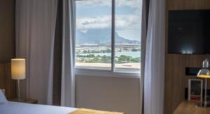 una ventana en una habitación de hotel con vistas al agua en Apart Hotel Rio Stay, en Río de Janeiro