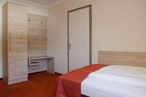 Postel nebo postele na pokoji v ubytování Gasthaus-Pension Schwarzer Graf