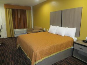 Ένα ή περισσότερα κρεβάτια σε δωμάτιο στο Scottish Inn and Suites