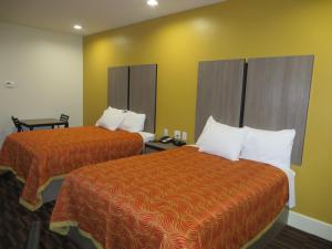 A bed or beds in a room at Scottish Inn and Suites