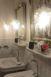 a white bathroom with a sink and a mirror at Wiehen Inn in Heddinghausen