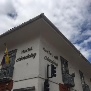 un edificio con un semáforo delante de él en Hostal Chordeleg, en Cuenca