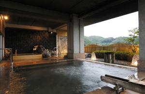 ein Schwimmbad in der Mitte eines Hauses in der Unterkunft Izu-Nagaoka Hotel Tenbo in Izunokuni