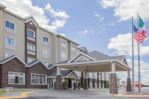 een afbeelding van de voorkant van een hotel met een Amerikaanse vlag bij Microtel Inn & Suites by Wyndham Cuauhtemoc Campos Menonitas in San Antonio