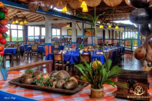Ресторант или друго място за хранене в Hotel Bosques Del Saman Alcala