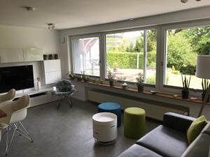 - un salon avec un canapé et une grande fenêtre dans l'établissement Wander- und Aktivchalet, à Birkenfeld