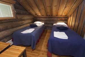 Postel nebo postele na pokoji v ubytování Lost Inn Cabins