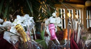 a bunch of bottles of wine and some flowers at Hotel Viña del Mar Pineta in Lido di Jesolo