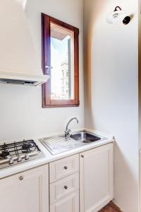 フィレンツェにあるVisacci Apartments - Proconsoloのキッチン(シンク付)、窓